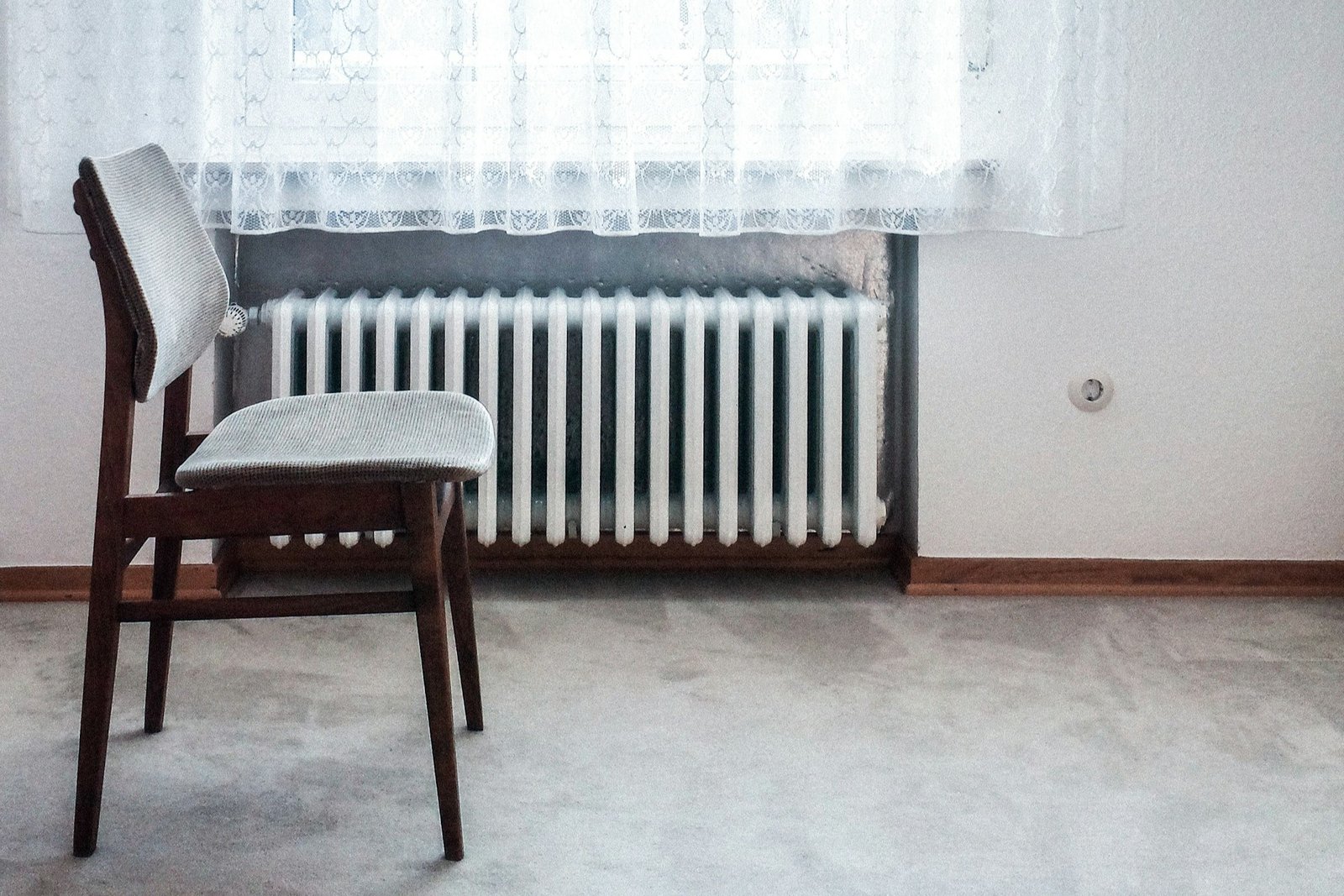 Heizkörper unter einem Fenster in einer Wohnung