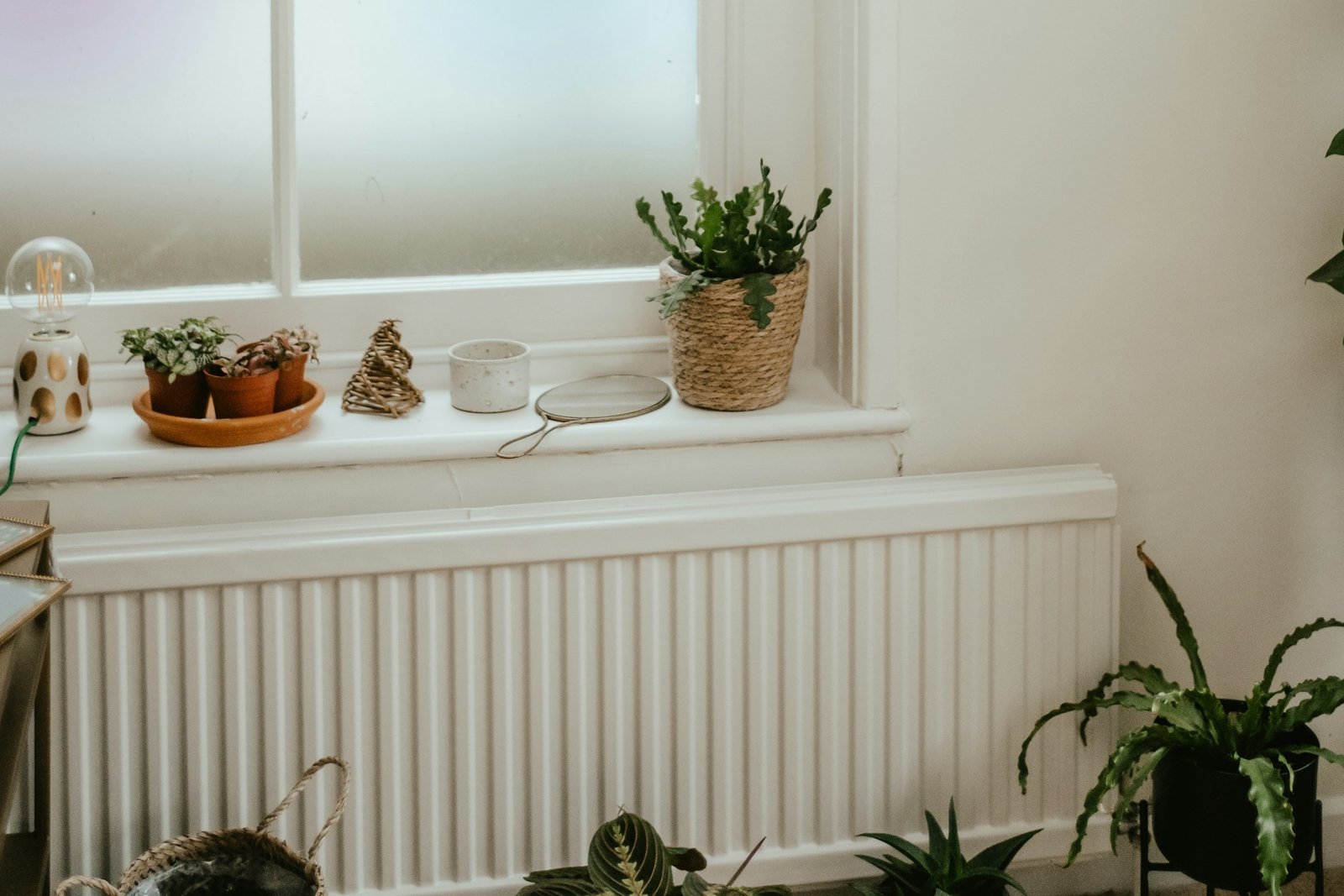 Weißer Heizkörper unter einem Fenster in einem Wohnraum