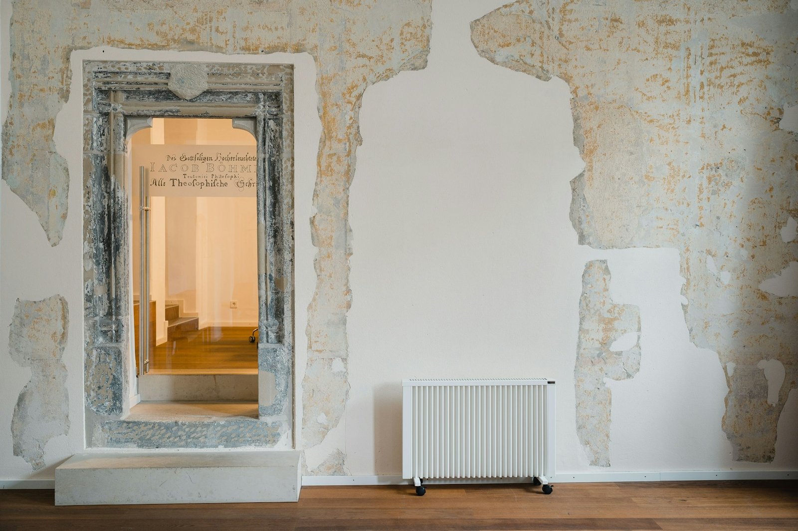 Heizkörper in einem Raum mit frischer Wandfarbe