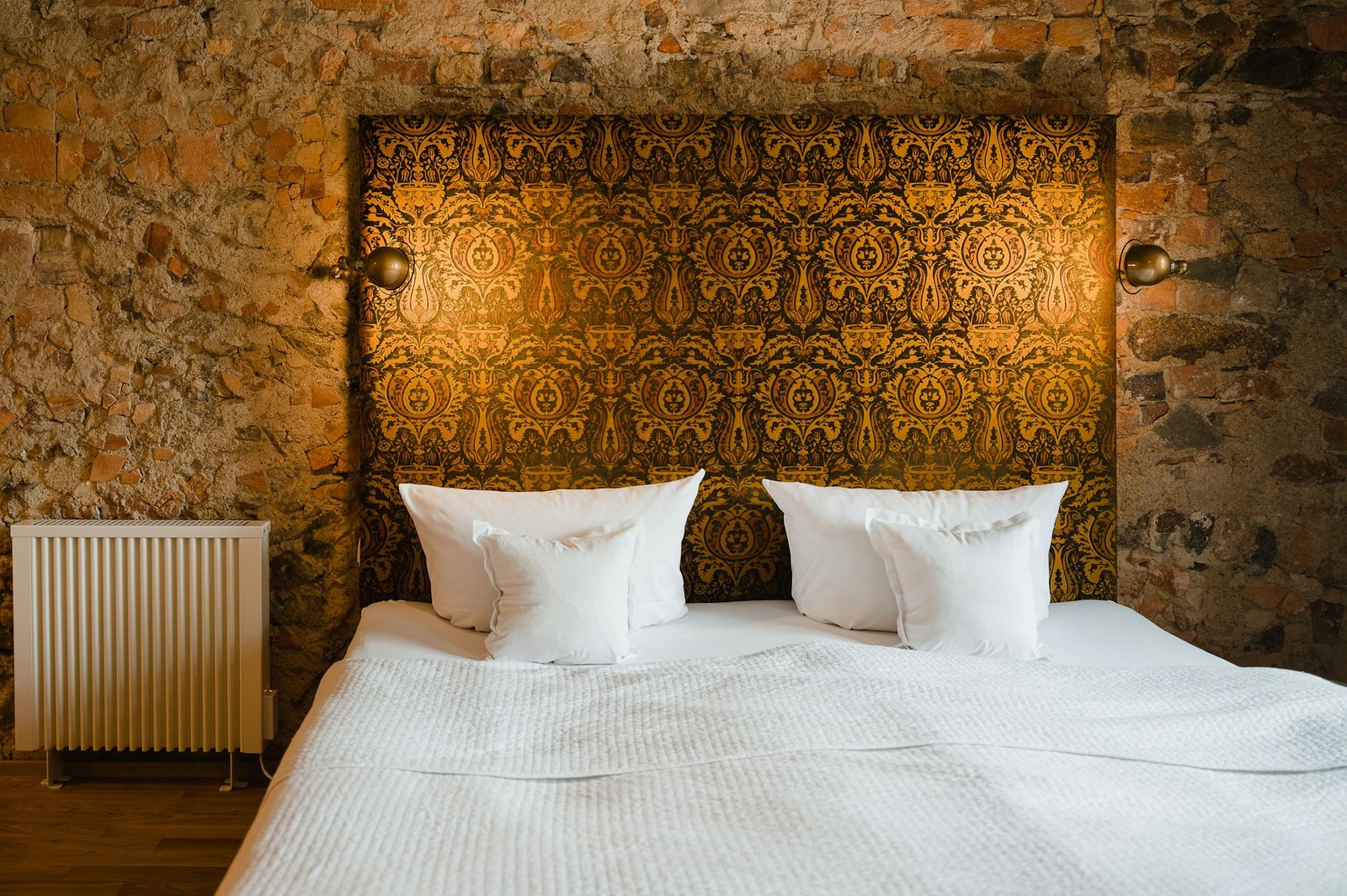 Heizkörper in einem abgedunkelten Schlafzimmer