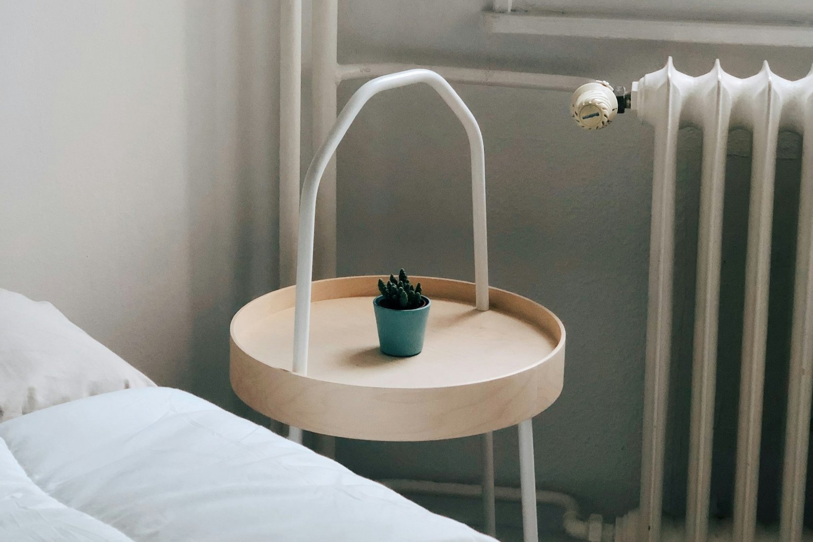 Heizkörper neben einem Bett im Schlafzimmer