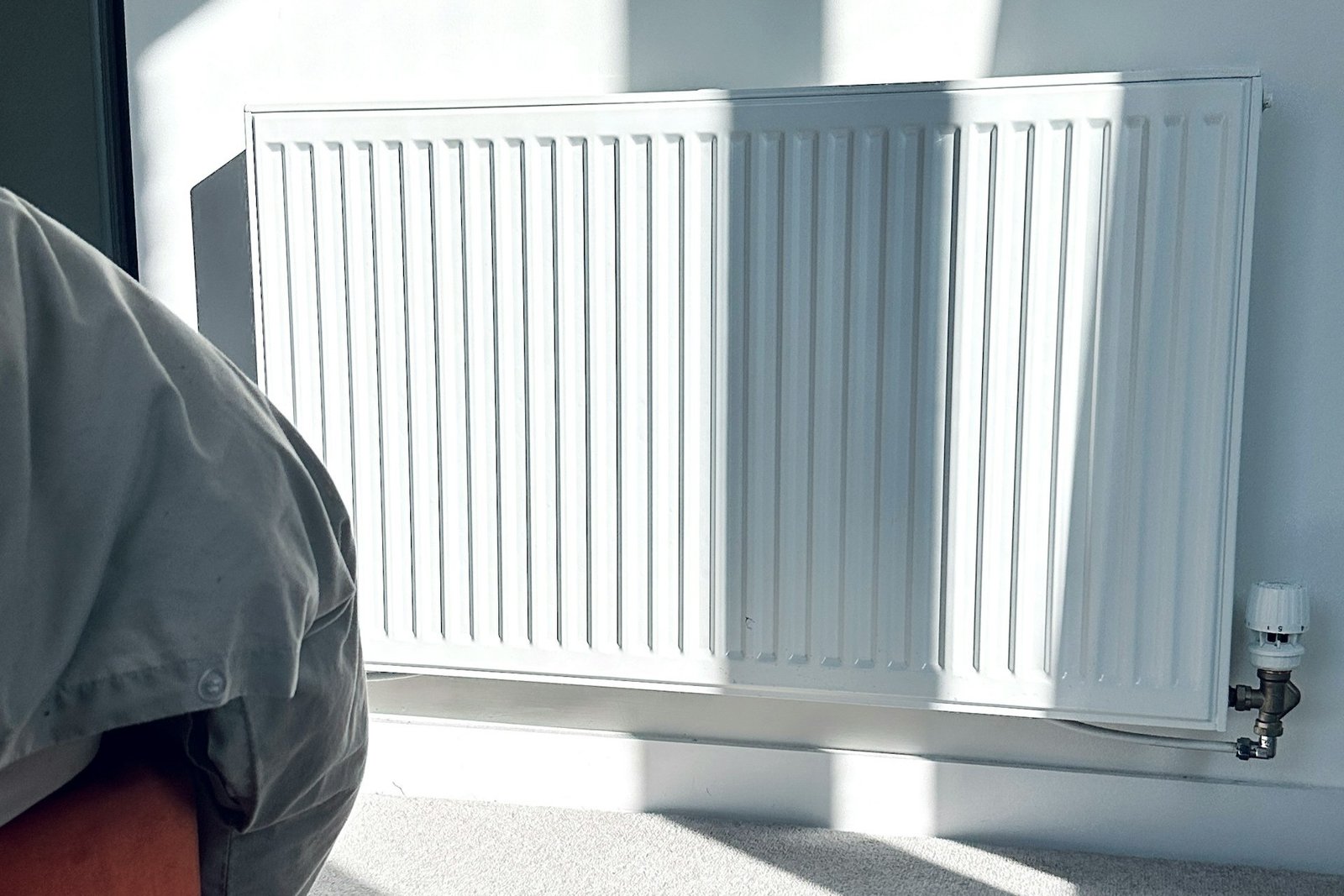 Heizkörper unter einem Fenster in einem Wohnraum