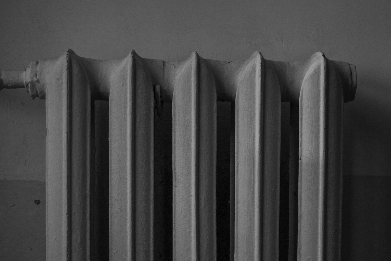 Heizkörper mit Thermostatventil in einem Wohnraum