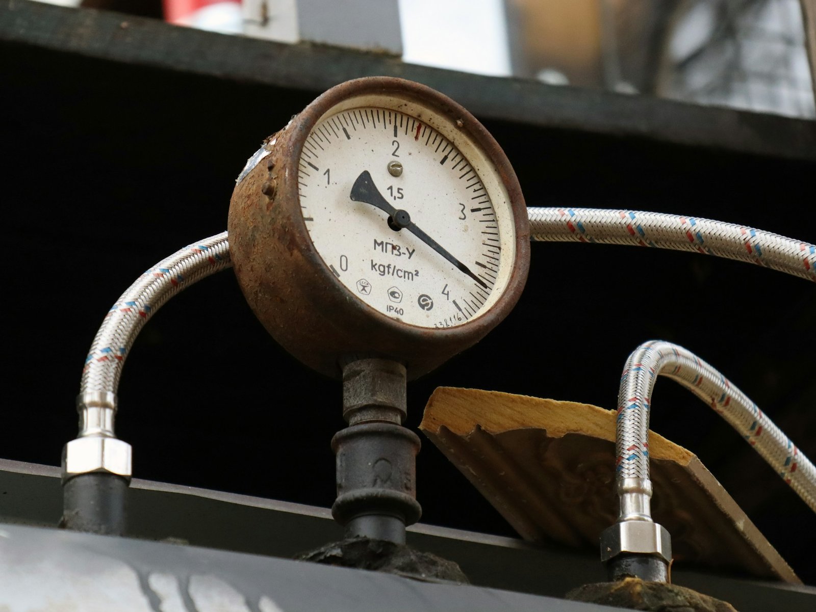 Manometer an einer Heizungsanlage mit Druckanzeige
